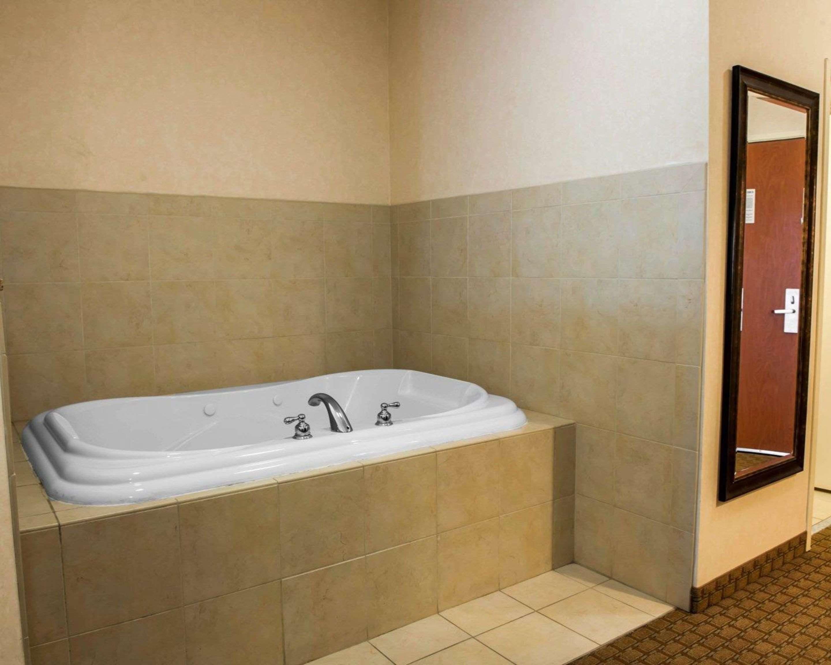 Comfort Suites Southport Екстериор снимка