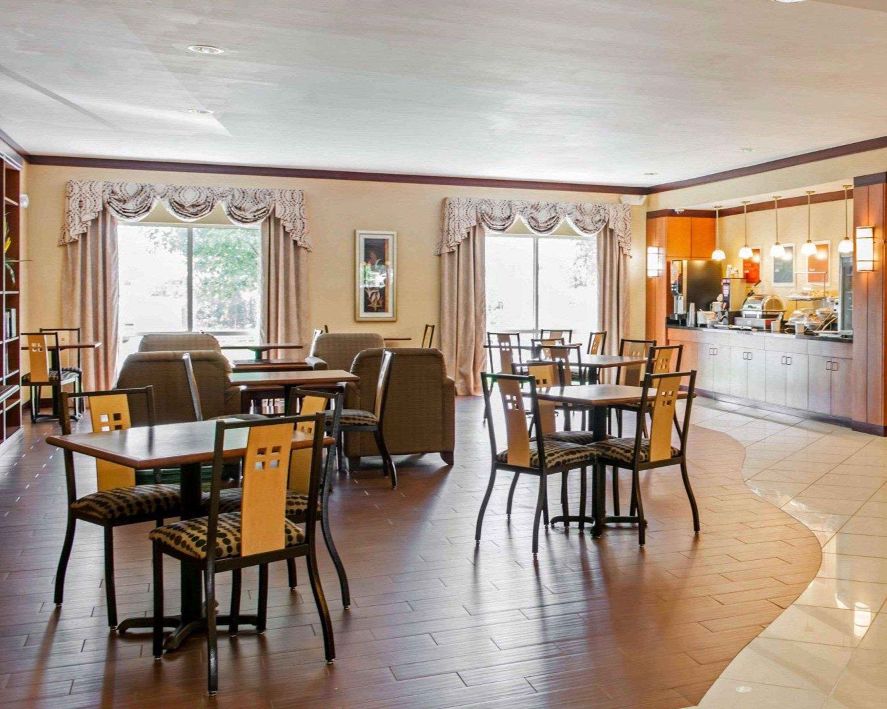 Comfort Suites Southport Екстериор снимка